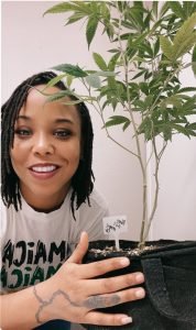 La First Lady of the West Coast est poète, auteure-compositrice-interprète, productrice de musique, entrepreneuse et cultivatrice de cannabis